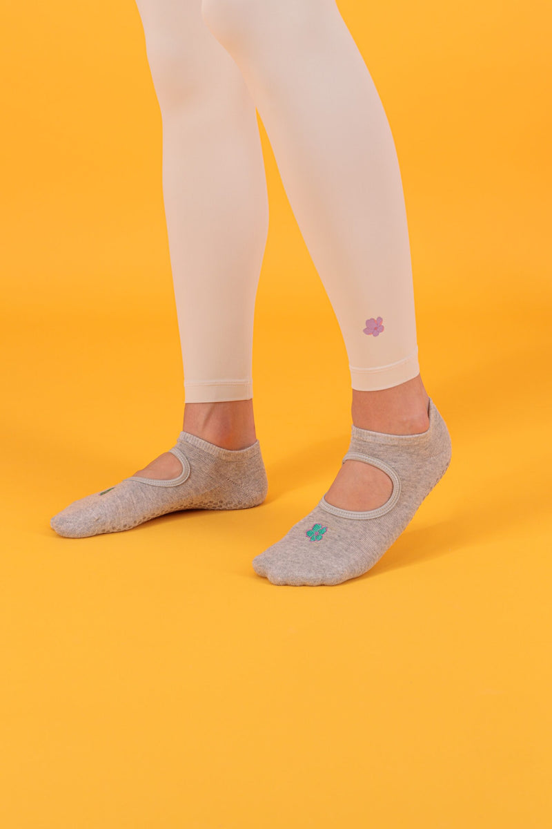 Cali Pilates Socks Grey, women's grip socks